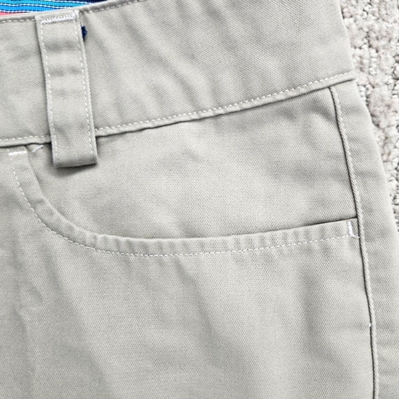 Under Armour Golf Sport Activewaar Athleisure Khaki Shorts. 10 - Picture 4 of 6